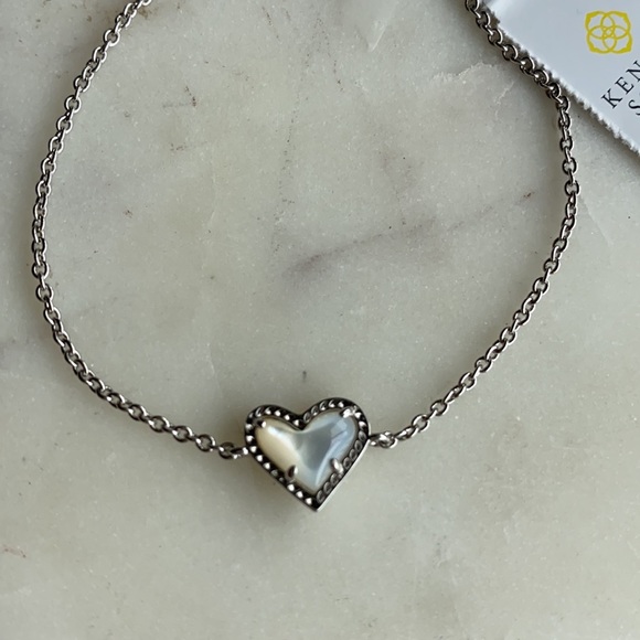 Ari Heart Silver Chain Bracelet In Ivory Mother-Of pearl - Picture 8 of 10